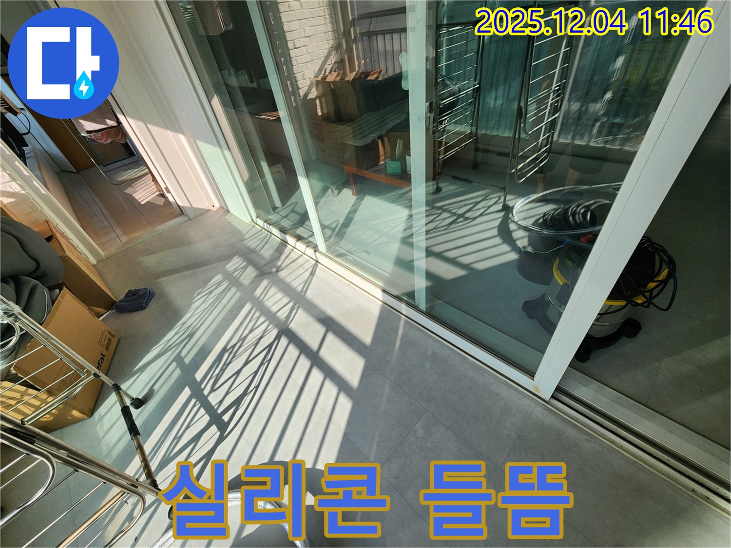 베란다 실리콘 들뜸 - 노후 실리콘 제거 후 재시공