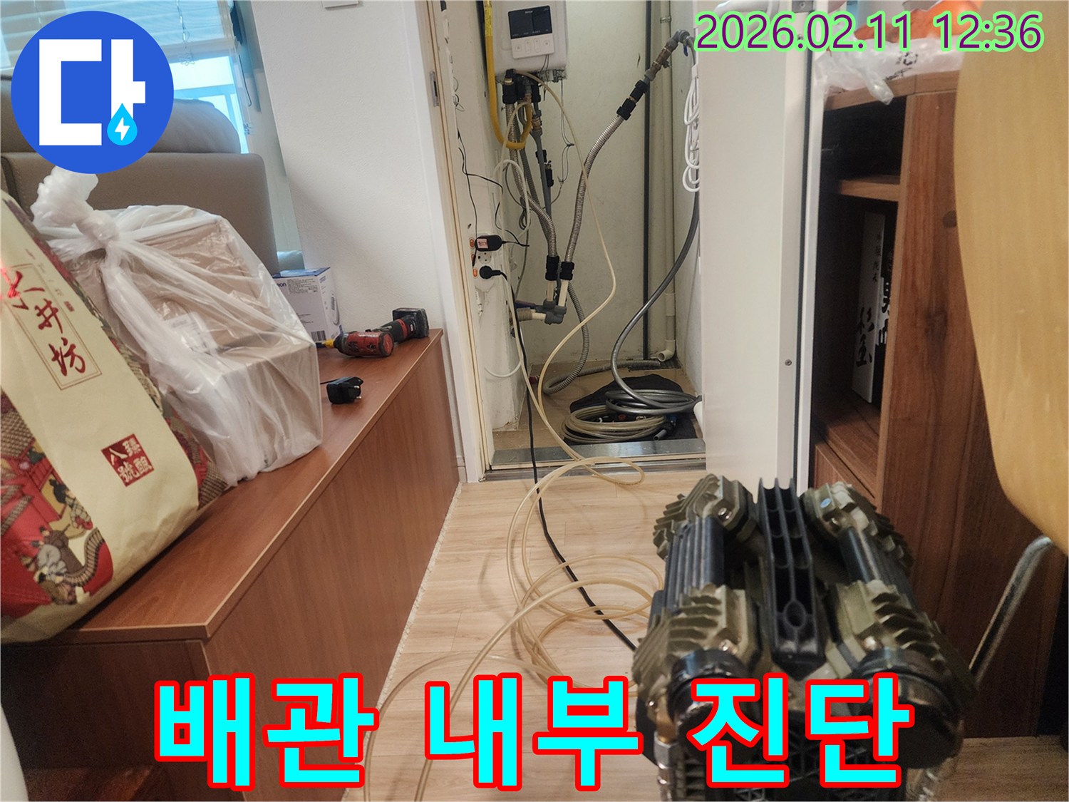 누수-전문-엔지니어가-첨단-장비를-활용하여-주택-배관-내부의-문제점을-정밀하게-진단하고-있는-모습입니다.