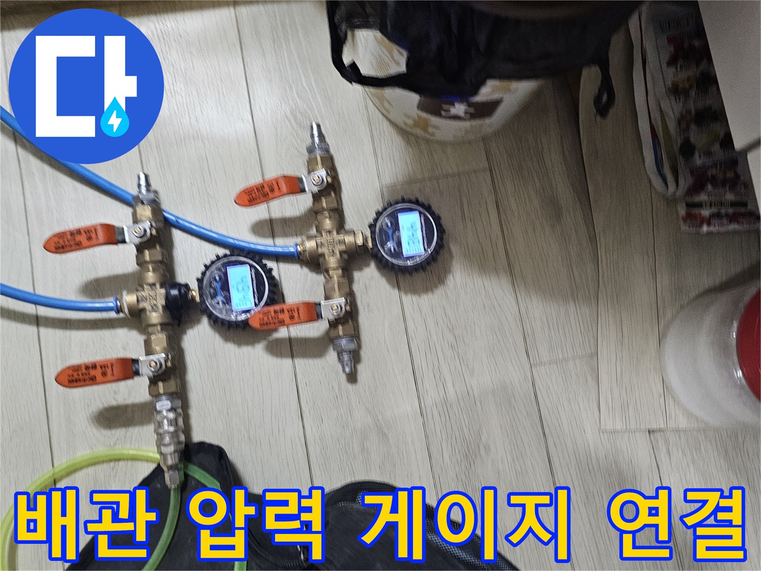 배관-연결-통로에-연결된-압력-측정용-호스와-게이지