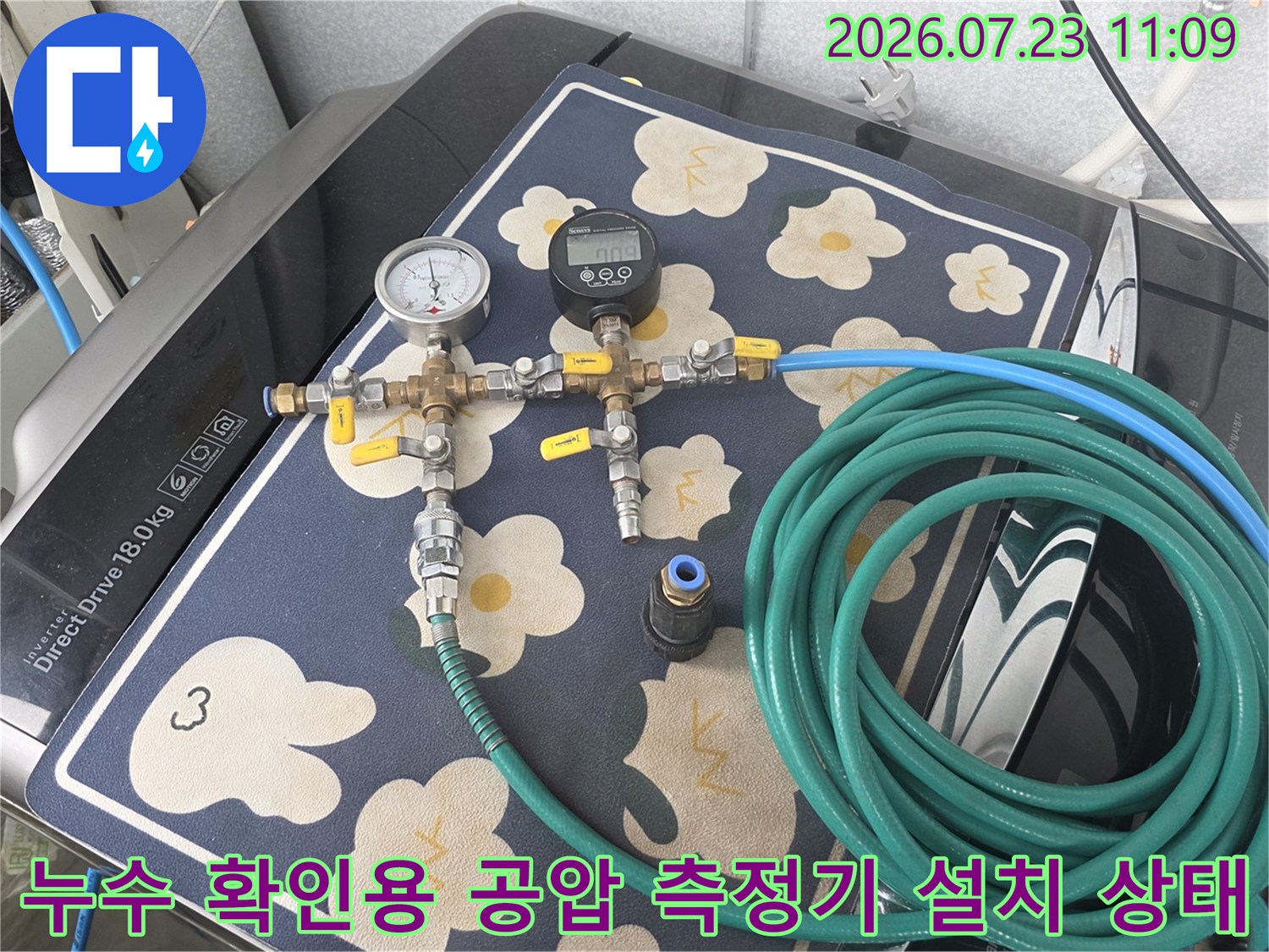 금속-밸브와-압력-계측기가-조립되어-배관에-연결된-모습