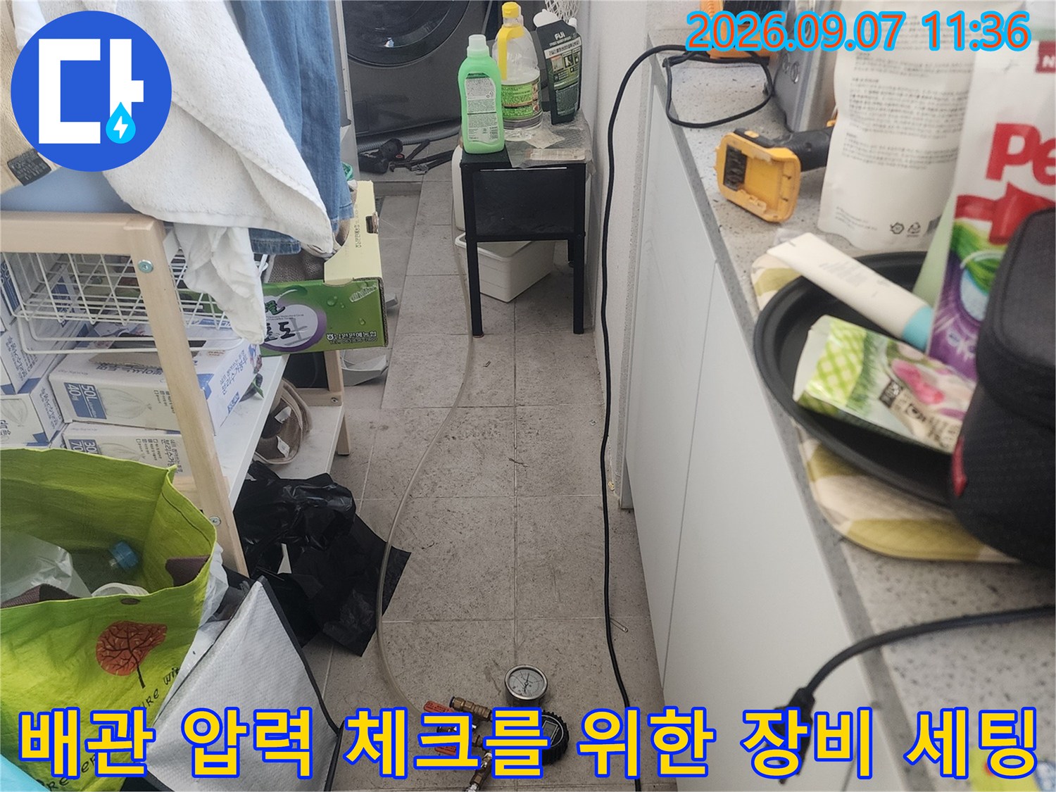 공압 검사를 위해 연결된 게이지와 배관 호스 구성품