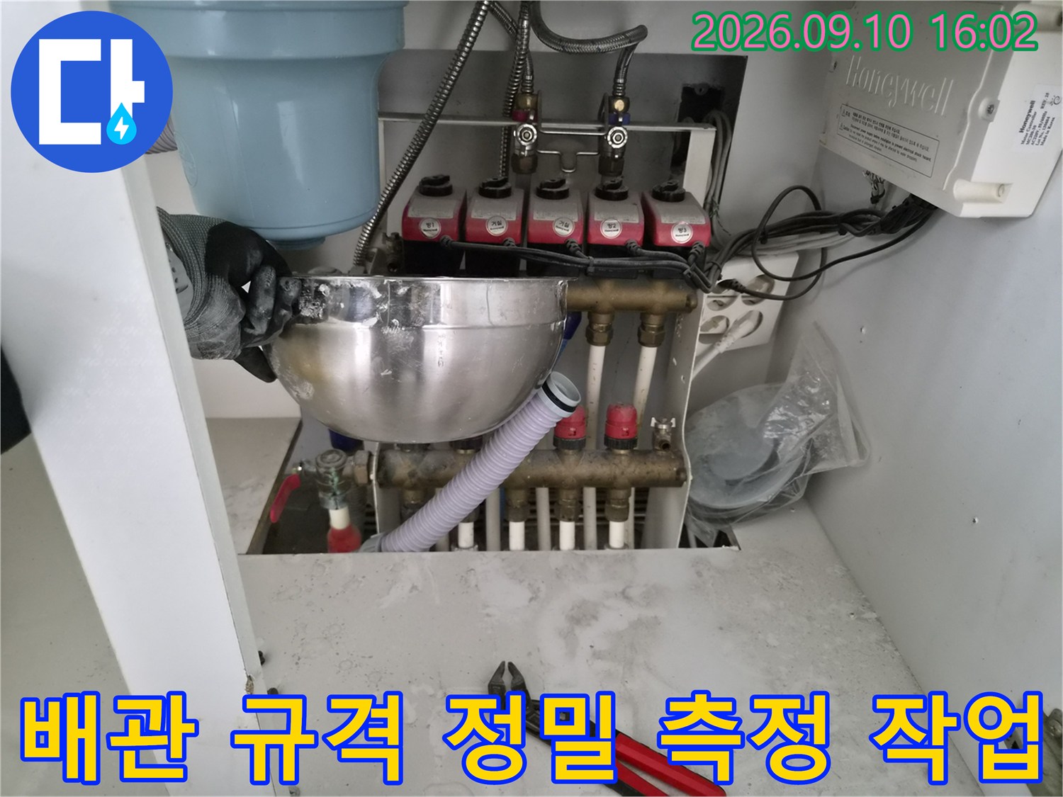 공사 현장에서-버니어 캘리퍼스를 사용하여 배관의 지름을 세밀하게 측정하고 있습니다.